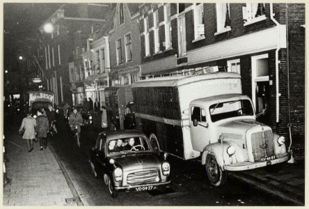 Smedestraat bij avond. NL-HlmNHA 54004367