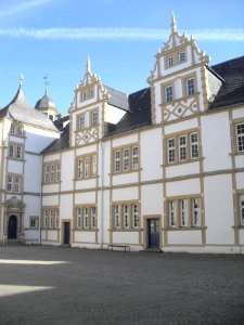 Schloss Neuhaus-Innenhof-1