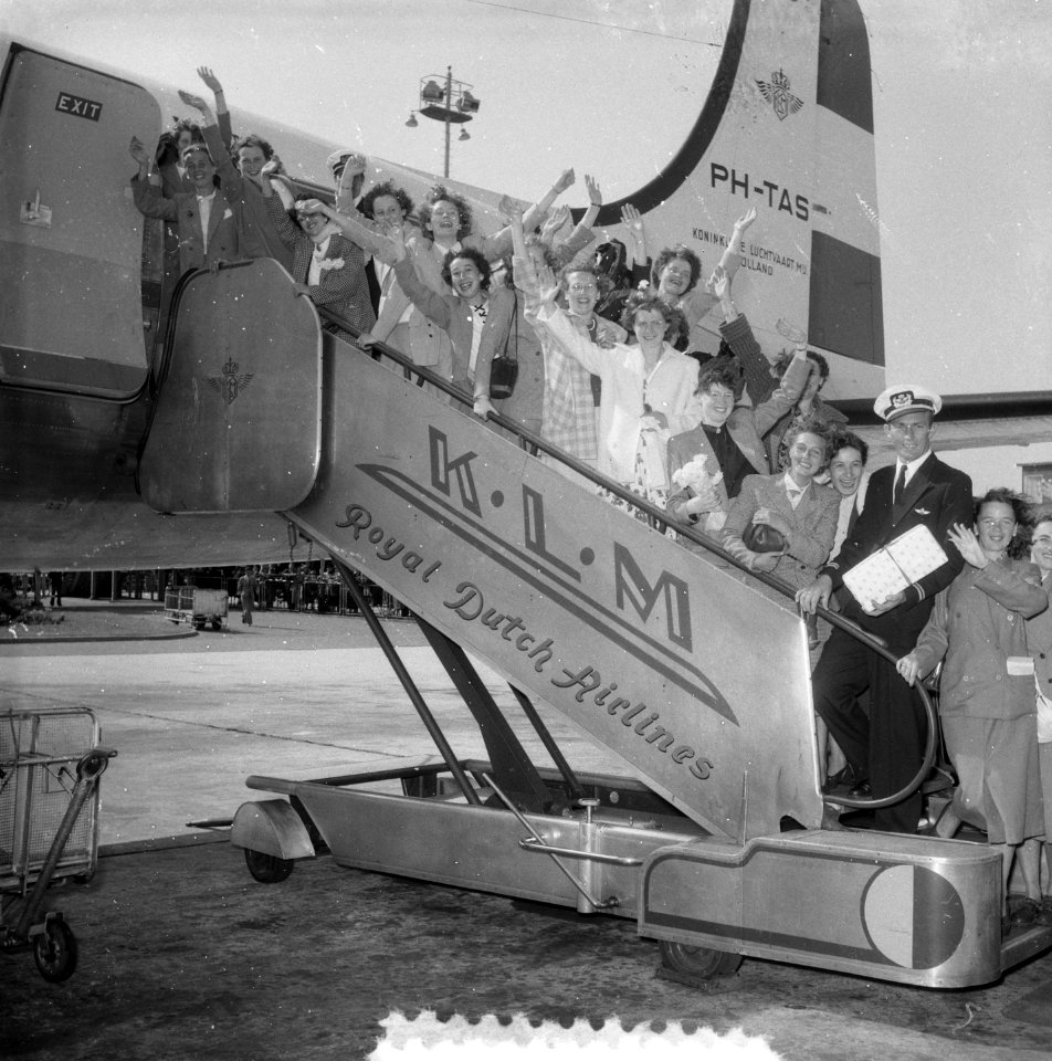 Schiphol vertrek bruidjes naar Nieuw-Zeeland, Bestanddeelnr 905-2015