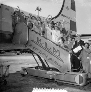 Schiphol vertrek bruidjes naar Nieuw-Zeeland, Bestanddeelnr 905-2015