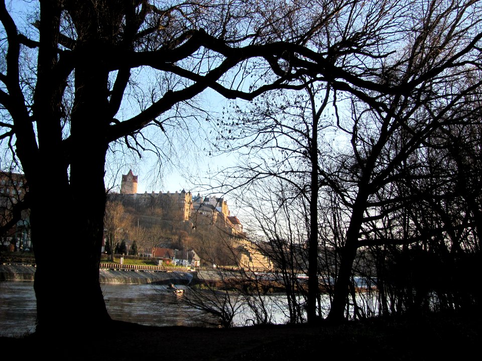 Schloss Bernburg von der Saale aus