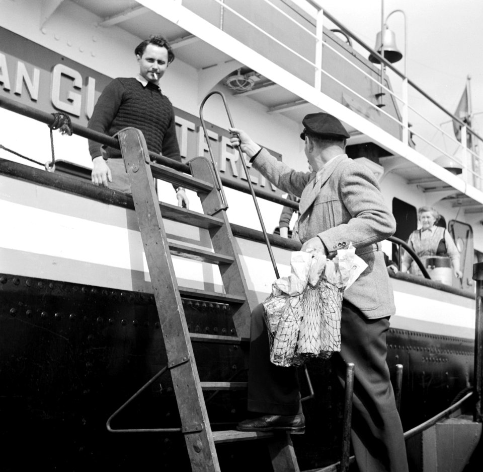Schipper Anton Rieb komt via een ladder met zijn tas met boodschappen aan boord, Bestanddeelnr 254-1492