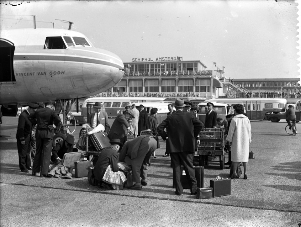 Schiphol in rep en roer over geplaatste bom aan boord KLM machine, Bestanddeelnr 911-1798