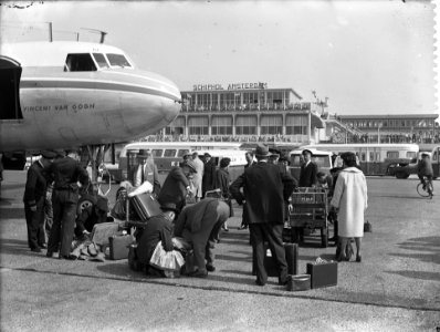 Schiphol in rep en roer over geplaatste bom aan boord KLM machine, Bestanddeelnr 911-1798