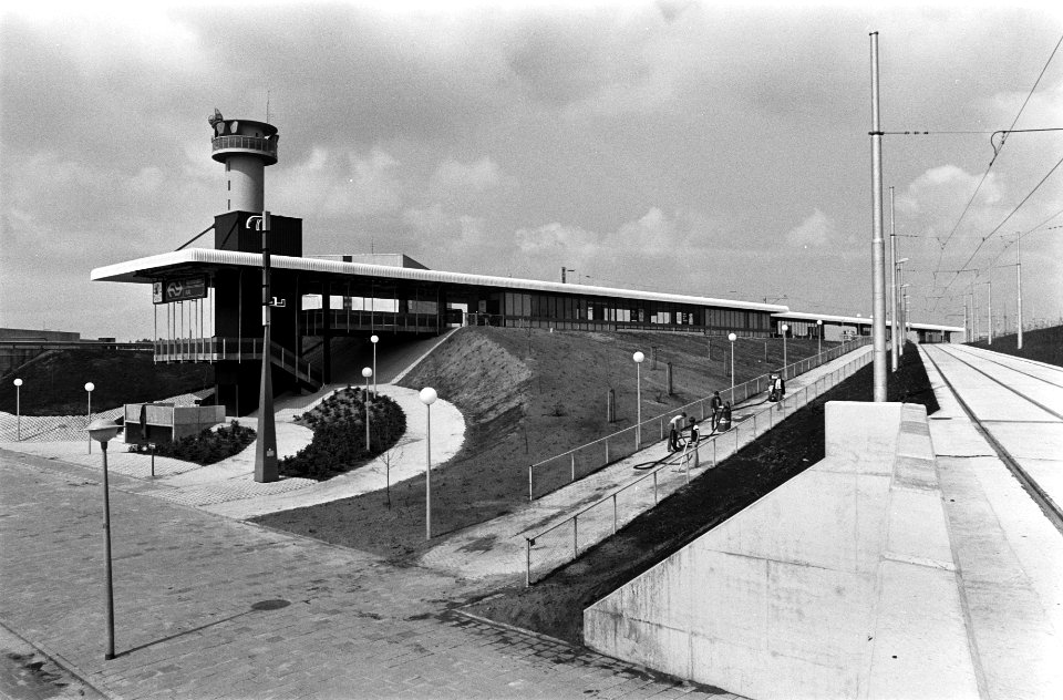 Schiphollijn wordt 1 juni a.s. geopend station Amsterdam RAI met rechts de tram, Bestanddeelnr 931-5154