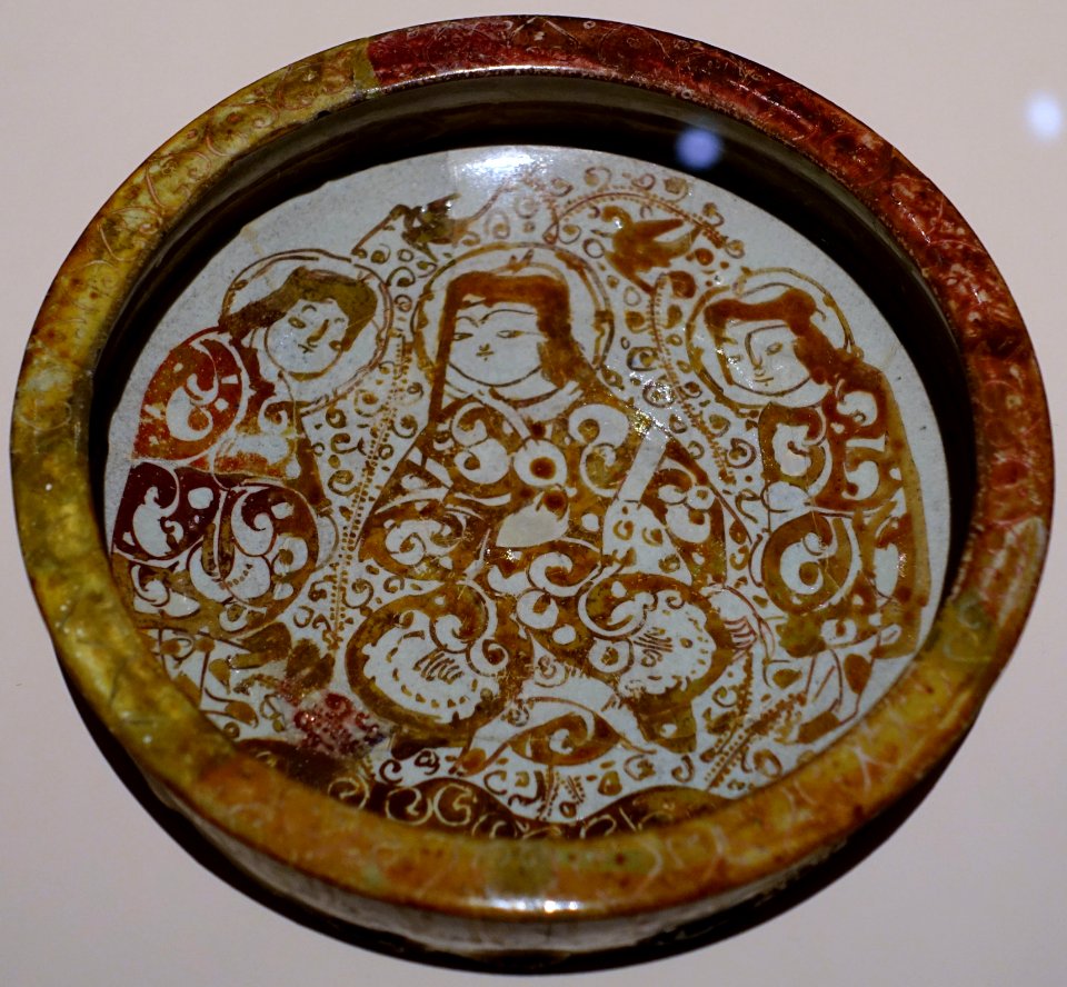 Small tray (tabaqcheh) with scene of young prince and two officials at a wine banquet, Iran, early 13th century AD, lustre painted fritware - Aga Khan Museum - Toronto, Canada - DSC06649