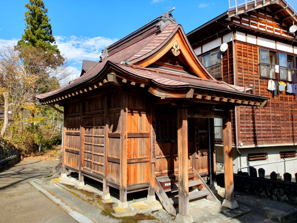 Small shrine near 駒子の湯 3