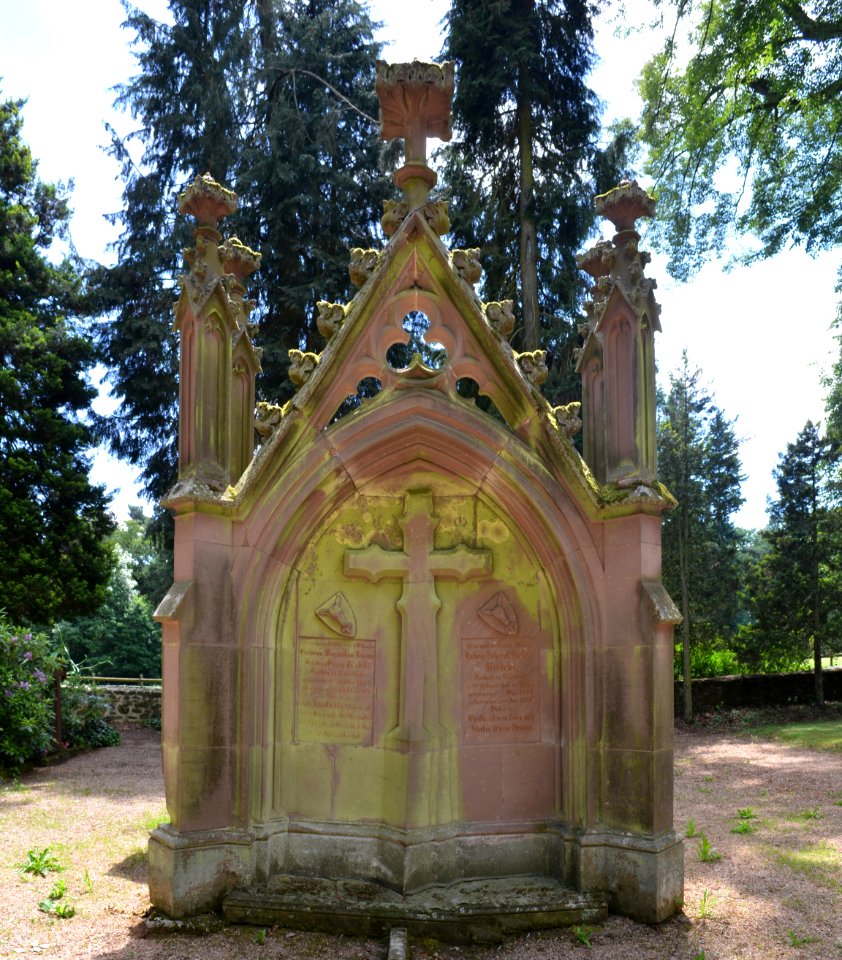 Schloss Eisenbach, Friedhof, Grabstein Hermann Maximilian Johann Friedrich Riedesel F.z.E. und Ludwig Volprecht Christian Riedesel F.z.E