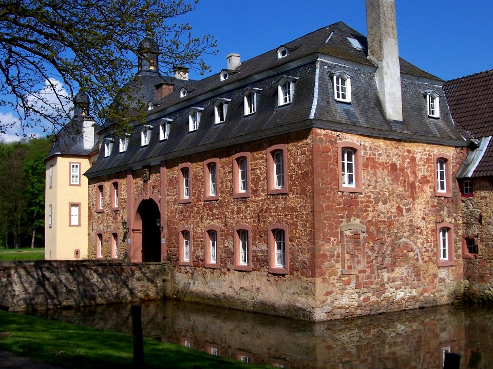 Schloss Eicks Vorburg mit Bruecke