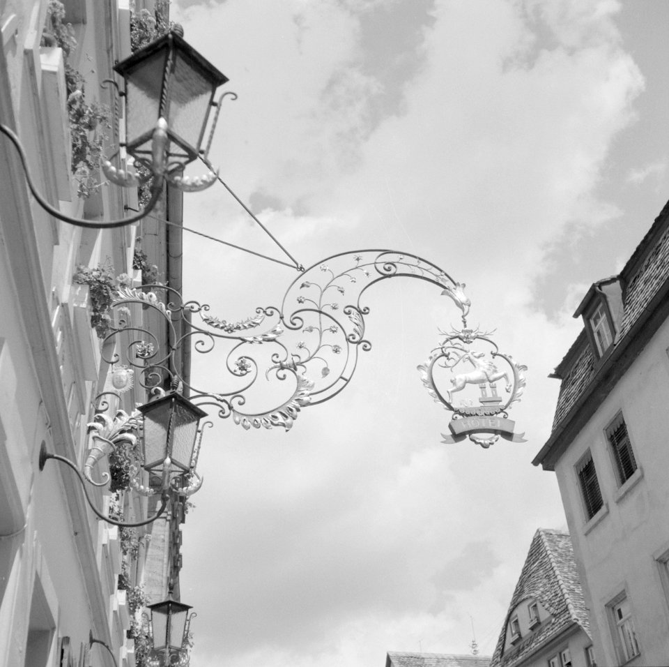 Smeedijzeren uithangbord van een hotel met een hert en het wapen van Rothenburg , Bestanddeelnr 254-4680