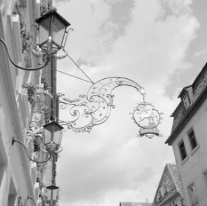 Smeedijzeren uithangbord van een hotel met een hert en het wapen van Rothenburg , Bestanddeelnr 254-4680
