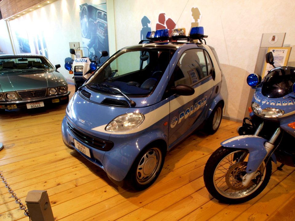Smart Italian police car photo-1