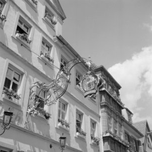 Smeedijzeren uithangbord van een hotel met een hert en het wapen van Rothenburg , Bestanddeelnr 254-4678