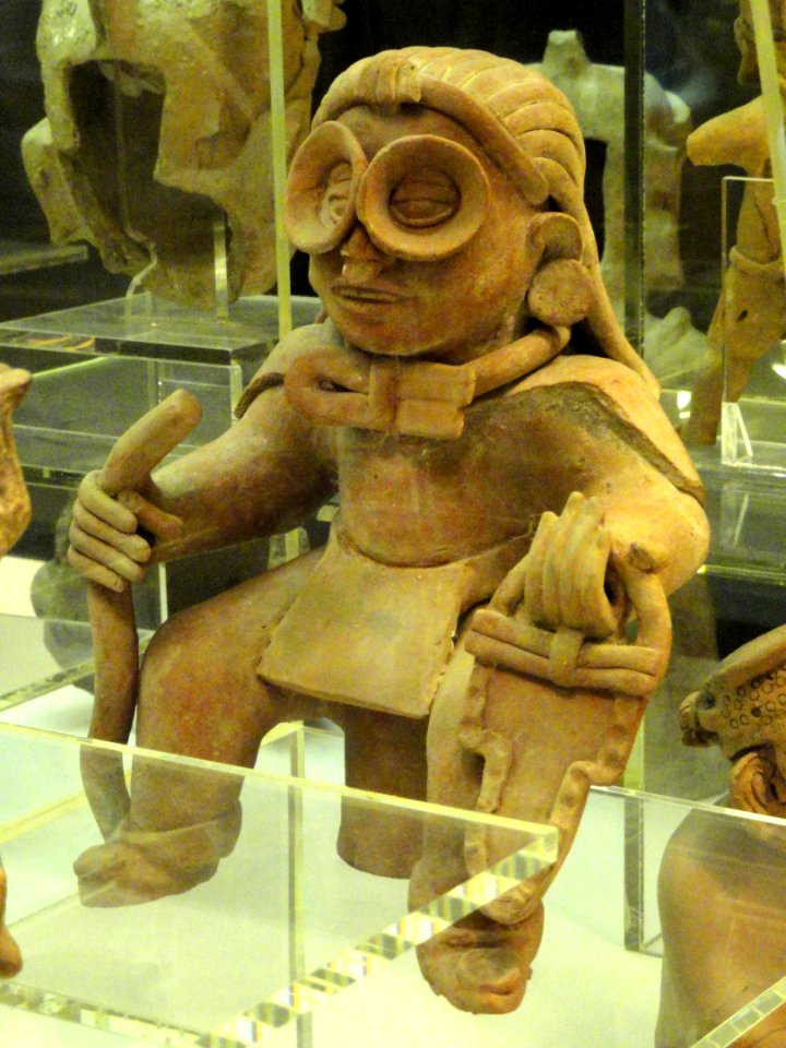 Smiling figure, central Vera Cruz - Mesoamerican objects in the American Museum of Natural History - DSC06035