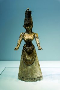 Snake goddess mother archmus Heraklion