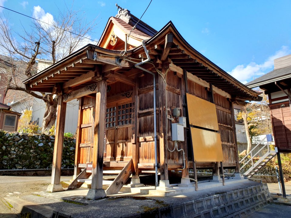 Small shrine near 駒子の湯
