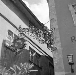 Smeedijzeren uithangbord van Hotel Roter Hahn in de Schmiedgasse, Bestanddeelnr 254-4676