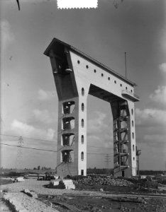 Sluizenbouw bij Tiel voor Amsterdam-rijnkanaal, Bestanddeelnr 904-8161