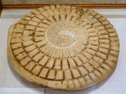 Snake (mehen) game, Egypt, Old Kingdom, Dynasties 3-6, c. 2750-2250 BC, alabaster, pigment - Oriental Institute Museum, University of Chicago - DSC07928