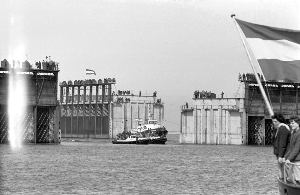 Sluiting Veerse Gat . Koningin Juliana aan boord van Piet Heyn, Bestanddeelnr 912-3998