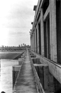 Sluizencomplex. Brug en sluis in de Tsjisadane bij Tangerang, Bestanddeelnr 6804