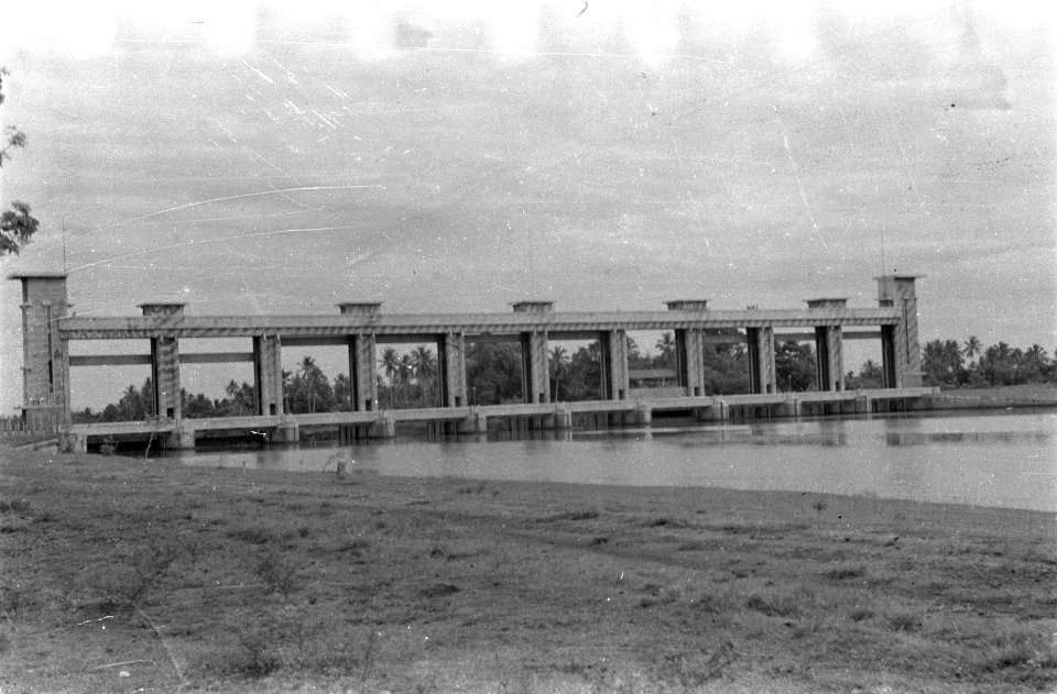 Sluizencomplex. Brug en sluis in de Tsjisadane bij Tangerang, Bestanddeelnr 6805