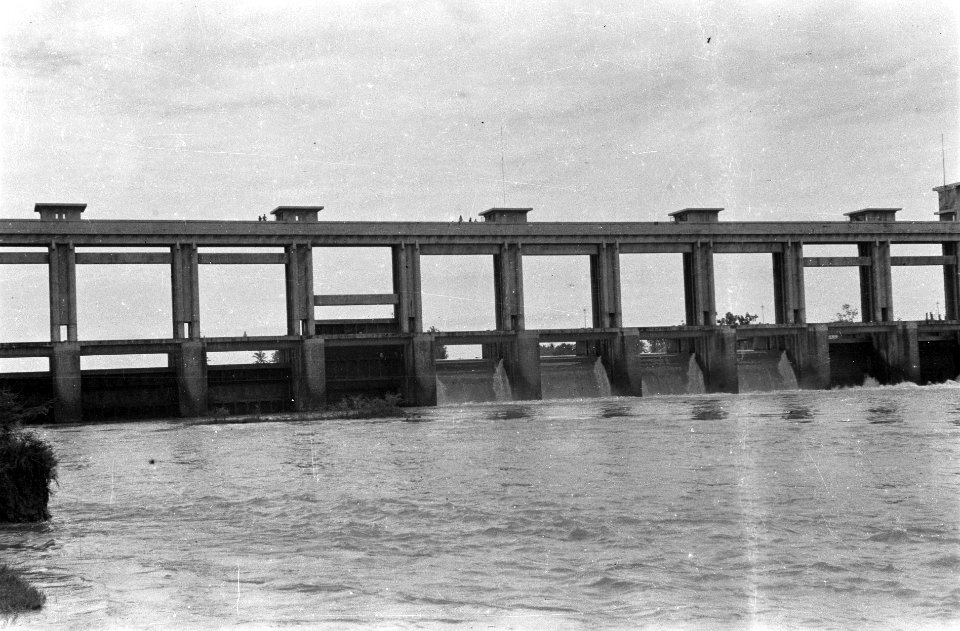 Sluizencomplex. Brug en sluis in de Tsjisadane bij Tangerang, Bestanddeelnr 6896