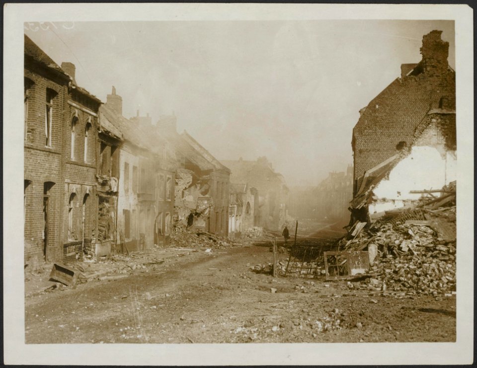 Smouldering ruins in Bapaume, Bestanddeelnr 158-2823