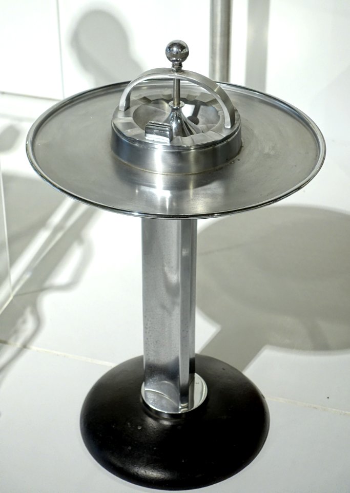 Smoking and drink stand, by Henry Dreyfuss, c. 1938, chromium-plated steel, aluminum, painted cast iron - Montreal Museum of Fine Arts - Montreal, Canada -DSC09058