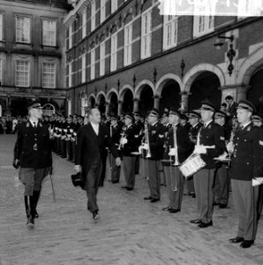 Sluiting Staten Generaal , minister Toxopeus inspecteert de erewacht van de Rijk, Bestanddeelnr 916-8713