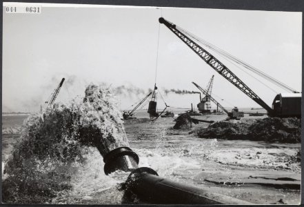 Sluizen, hijskranen, dijken, zand Zeeland, Haringvliet, Hellevoetsluis, Bestanddeelnr 044-0631