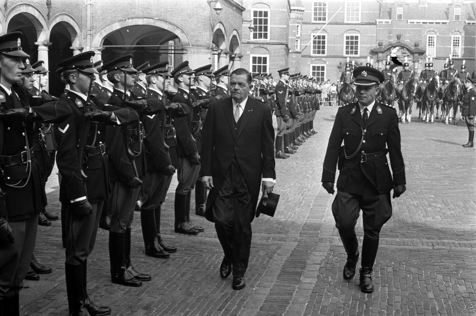 Sluitingszitting Staten Generaal , Den Haag Min. Beernink (l) inspecteert de w, Bestanddeelnr 922-7838