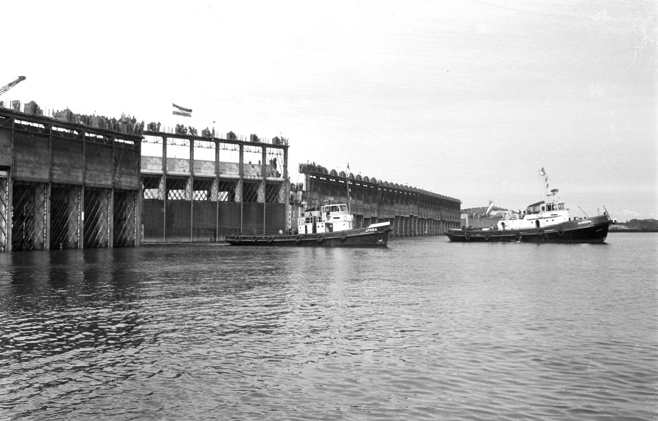 Sluiting Veerse Gat . Koningin Juliana aan boord van Piet Heyn, Bestanddeelnr 912-3999