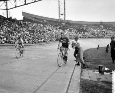 Sluiting vakantiekinderfeest in het Olympisch Stadion, klassementswedstrijd tuss, Bestanddeelnr 910-6215