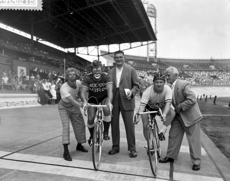 Sluiting vakantiekinderfeest in het Olympisch Stadion, klassementswedstrijd tuss, Bestanddeelnr 910-6216