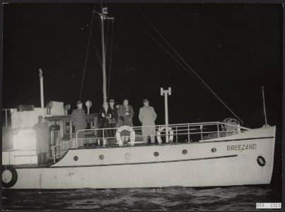 Sluiting van het laatste stroomgat in de dijk bij ouwerkerk na watersnood 1953, , Bestanddeelnr 059-1311