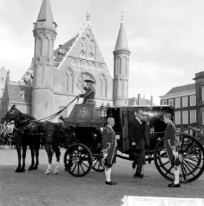 Sluiting Staten Generaal , aankomst minister Toxopeus Binnenhof, Bestanddeelnr 916-8715