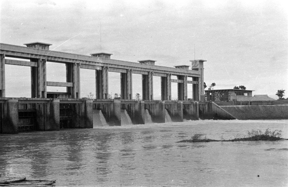 Sluizencomplex. Brug en sluis in de Tsjisadane bij Tangerang, Bestanddeelnr 6898