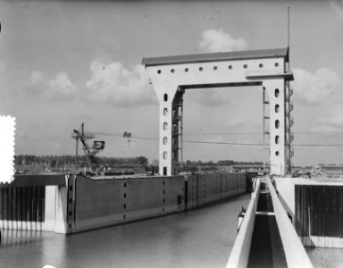 Sluizenbouw bij Tiel voor Amsterdam-rijnkanaal, Bestanddeelnr 904-8160