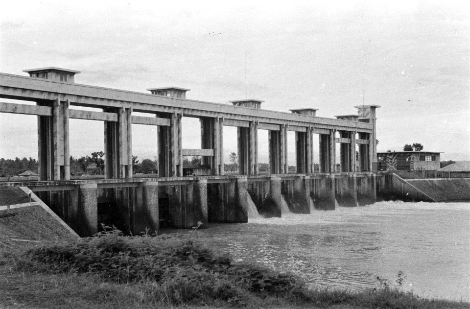 Sluizencomplex. Brug en sluis in de Tsjisadane bij Tangerang, Bestanddeelnr 6807