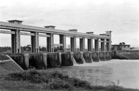 Sluizencomplex. Brug en sluis in de Tsjisadane bij Tangerang, Bestanddeelnr 6807