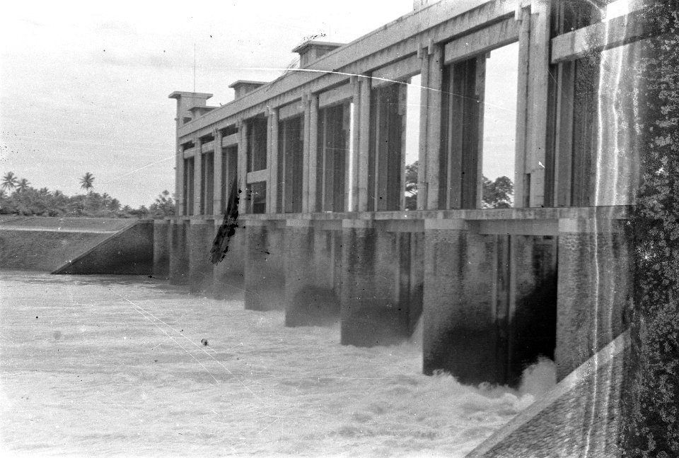 Sluizencomplex Brug en sluis in de Tsjisadane bij Tangerang, Bestanddeelnr 6802