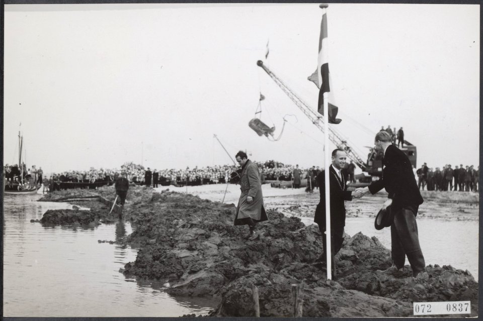 Sluiting van dijk die Marken met het vasteland verbindt. Burgermeester Van Hout , Bestanddeelnr 072-0837