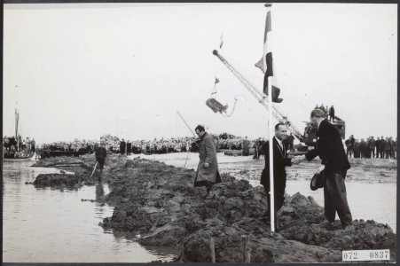 Sluiting van dijk die Marken met het vasteland verbindt. Burgermeester Van Hout , Bestanddeelnr 072-0837