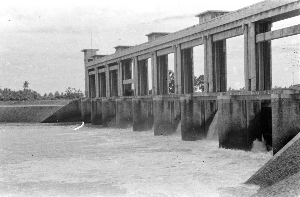Sluizencomplex. Brug en sluis in de Tsjisadane bij Tangerang, Bestanddeelnr 6803