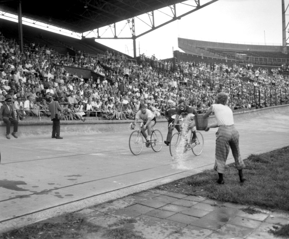 Sluiting vakantiekinderfeest in het Olympisch Stadion, verzorging in de tweede r, Bestanddeelnr 910-6218