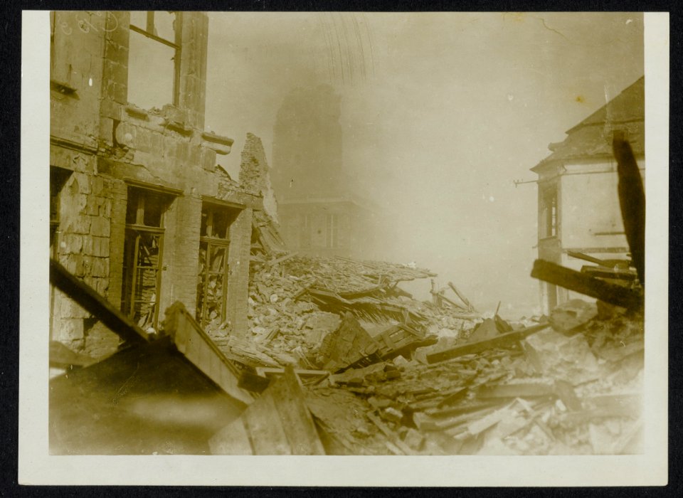 Smoking ruins of the Church in the Square, Bestanddeelnr 158-1042