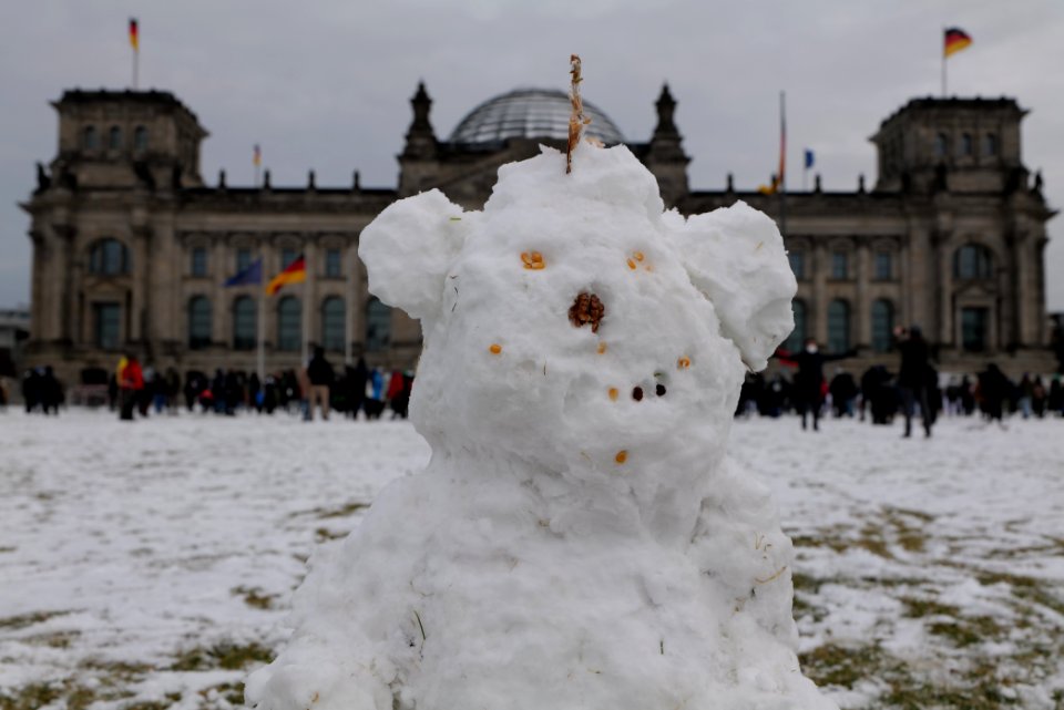 Snowman on the Platz der Republik Berlin 2021-02-06 03