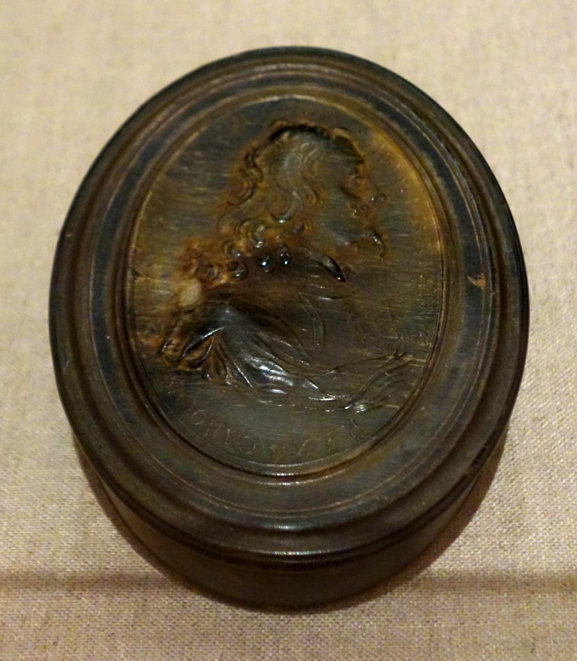 Snuff box presented by King Charles II of England to Jeremias Van Rensselaer, made by OB, London, England, c. 1660, horn - Albany Institute of History and Art - DSC07989