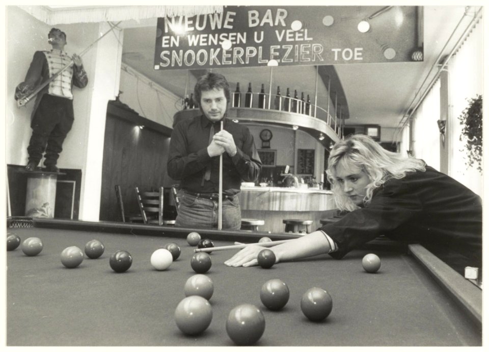 Snookercentrum Haarlem aan de Schagchelstraat. Midden de heer Van Schaik. NL-HlmNHA 54020768
